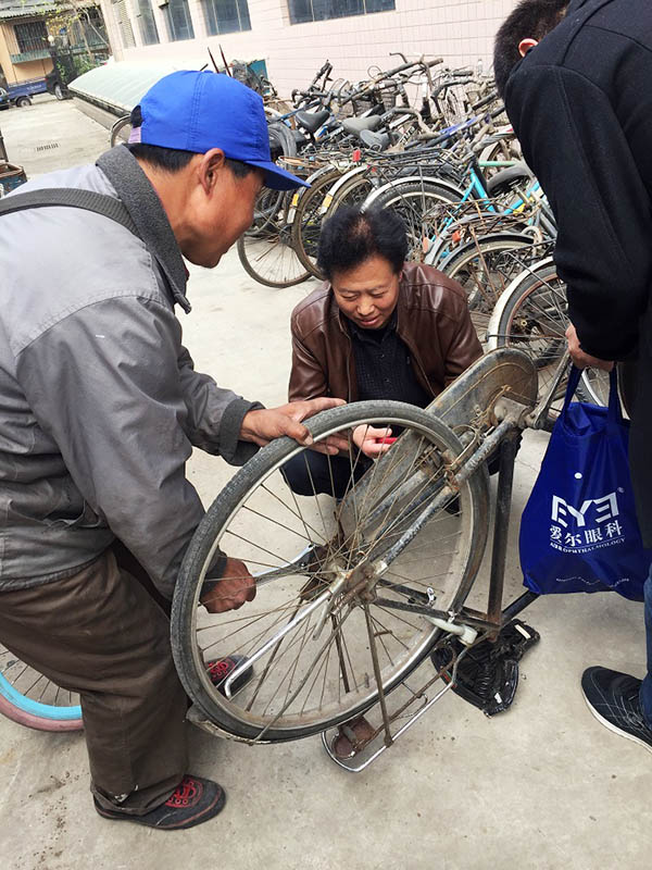 “僵尸自行車”搶修隊正給單車做體檢。